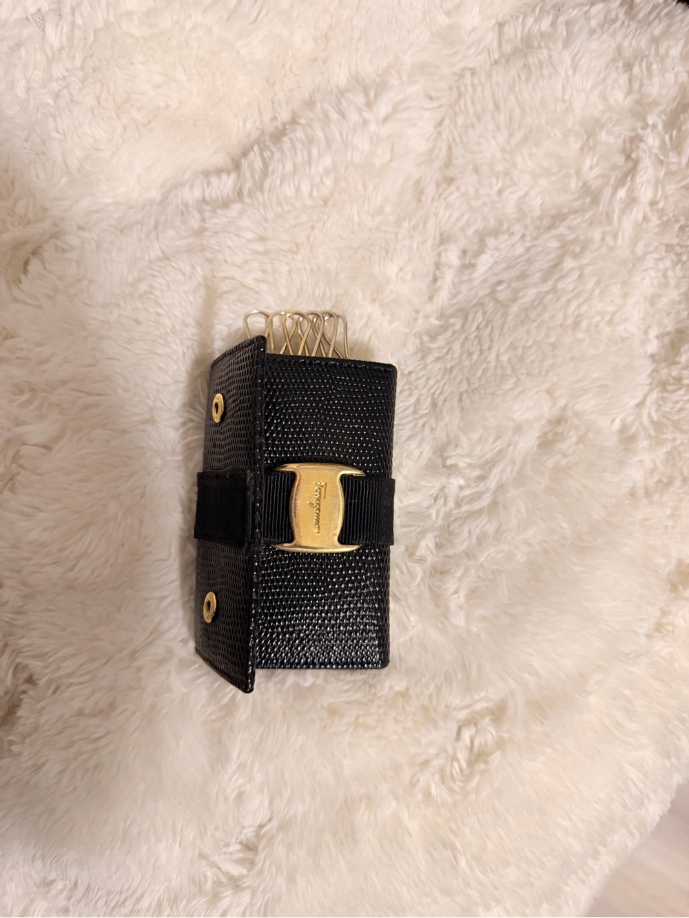 Salvatore Ferragamo Black Textured Leather Card & Key Holder with Gold Gancini - Picture 4 of 7